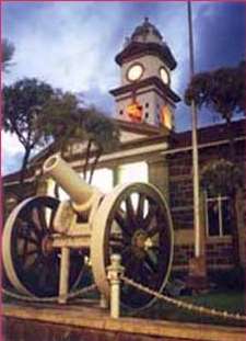 Above: One of the two Howitzers that served Ladysmith with distinction during the 118 siege, stands proudly in front of the Town Hall