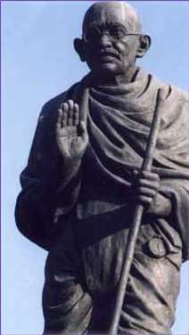 Above: Statue of Ghandi. Mohandas Ghandi was a stretcher bearer with General Buller’s relief forces after the Siege of Ladysmith and trained some of the 1100 Indians in this dangerous task. It is said that he left on the last train out of Ladysmith before the siege. Ghandi and his stretcher bearers are reported to have performed sterling work during the Battle of Spioenkop. His statue can be seen in Ladysmith.