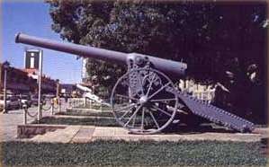 Above: A replica of a Long Tom cannon used by the Boers during the siege placed next to the City Hall. This is the heart of our town where the information bureau is situated in the Siege Museum between the historic Town Hall and Post Office.