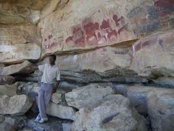 ABOVE : There are about 600 recognised sites with some 35 000 individual images represented. The oldest paintings date back around 2 400 years, and the most recent dating back to the late 19th century.